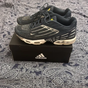 Nike Tn air mörkblåa - Jag säljer ett par Nike tns äkta i mörkblå, bra skick, tyvärr ingen original box. Nypris 2200kr