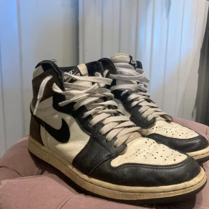 Jordan 1 Mochas - Tjena!  Har ett par riktigt beat Mochas, säljes i befintligt skick. Jag använder dem inte längre men det kanske finns någon som kan tänka sig att göra rent dem och rocka dem.  Storlek 42. Skick 5/10. Ta dem direkt för en tusenlapp eller ge mig ett bud