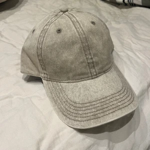Beige keps  - Keps i en beige tvättad färg. Supersnygg och stilren. Aldrig använd, endast provad.