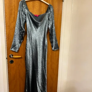 Satin Klänning - Stain klänning köpt från Asos. Storlek 8 i petite. Haft på mig den en gång så den är i bra skick