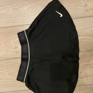 Tennis kjol  - Nike tennis kjol som endast används 1 gång 