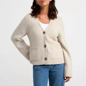 Lindex kofta - Supersöt kofta från Lindex. Storlek 36, använd fåtal gånger så fint skick. Slutsåld på nätet. Originalpris 500kr.