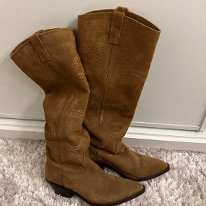 Boots  - Cowboyboots i mocka. Slutsålda överallt! Sitter uppe och är bekväma.