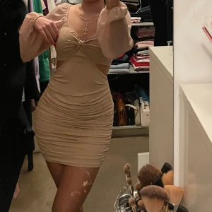 Beige klänning - Beige festklänning som inte kommer till användning💞den är väldigt stretchig o funkar från xs till m