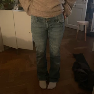 Fornarina jeans - Så fina lågmidjade jeans från Fornarina!! 💓💗 obs tror förra ägaren har sytt ner dem så de blir längre , om fler är intresserade så gäller bud !