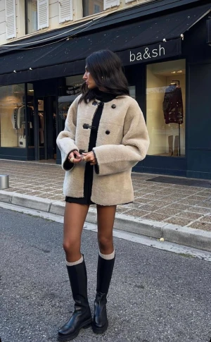 Mango jacka  - Jacka från mango med päls och knappar. Väldigt populär❤️