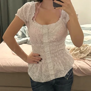 Off shoulder topp - Söt vit off shoulder topp som knappast är använda eftersom dom är för stora för mig. Står storlek S men skulle säga att dom är mer som M