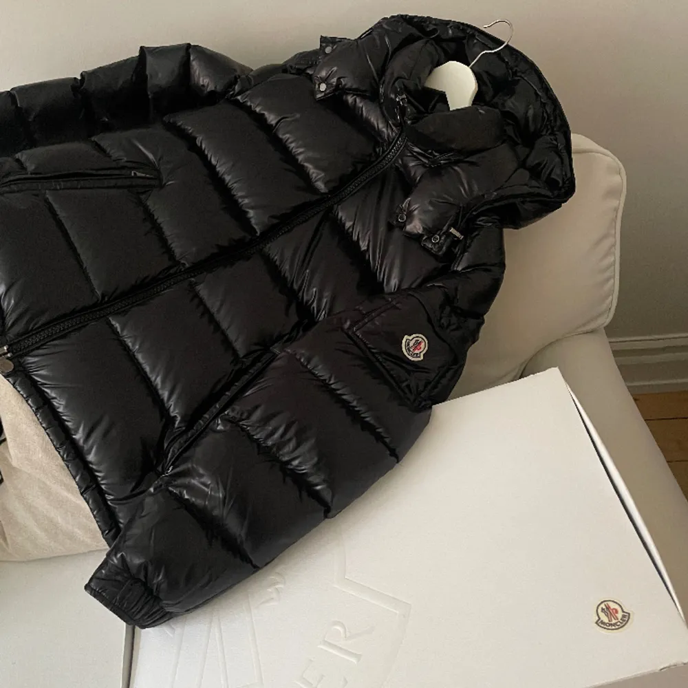 Moncler maya svart   Skcik: 9.5/10 använd 2 gånger   Storlek: 5, XL   Kvitto, tags o låda medföljer  . Jackor.