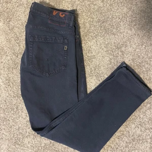 Dondup jeans - Tjena! Säljer nu dessa skit snygga Dondup jeansen i modellen George🤩 jeansen är knappt använda så dom är i jätte bra skick🙌🏼 Strl 34 men sitter mindre så typ 32. Köpt för: 3000+ säljer för 659. Hör av dig vid några funderingar💯 mvh EBRESELL🔝
