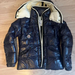 Moncler jacka  - Säljer min gamla moncler jacka då jag vuxit ur den. Finns ingen storlek, men skulle säga att den är XS/ XXS.  Fraktkostnad tillkommer 🥰 (Priset är satt utifrån att jag inte vet om den är äkta eller ej, då jag fick den för många år sedan) 