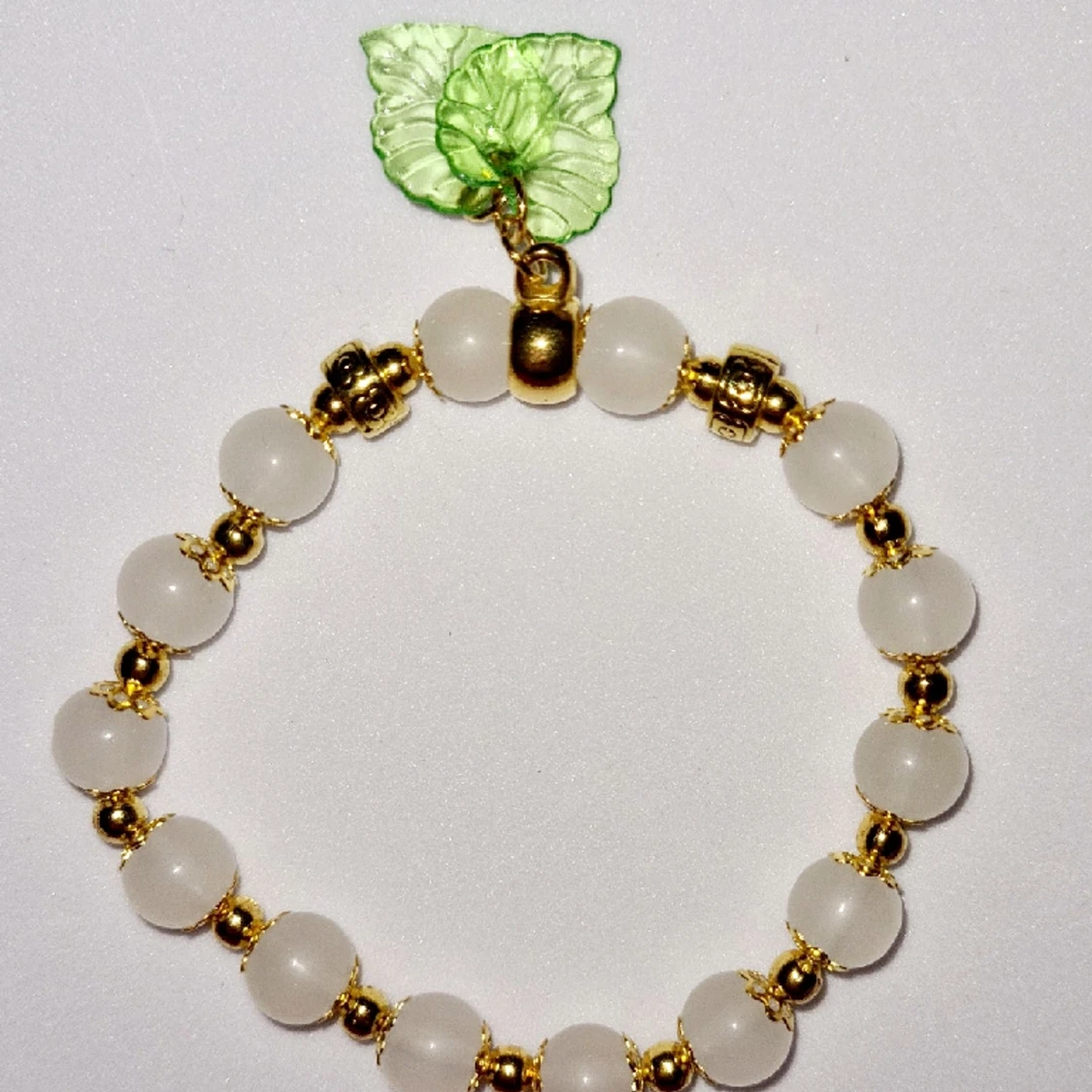 Vita pärlor med gröna blad