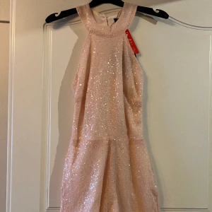 Paljettplaysuit - Rosa Paljettplaysuit från Club L.  Oanvänd med lappar kvar. 