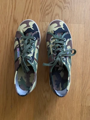 Militärmönstrade Superga skor - Superga skor med platå i militärmönster. Inga defekter 