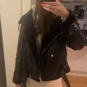 Skinnjackan  - Hej säljer denna skinnjacka då jag inte kan ha det mer. Den är i storlek S och knappt andvänd.