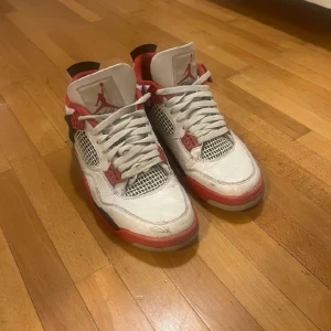 Jordan 4 fire red(2020) - Säljer mina Jordan 4 fire red i storlek 43. Ok skick, box medföljer.