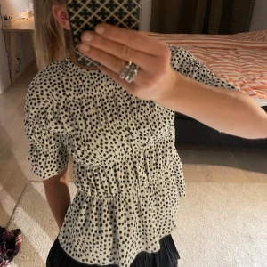 Zara topp - Så söt topp ifrån Zara!! Den är ifrån barnavdelningen men passar en xxs. Skriv för fler frågor!!💘