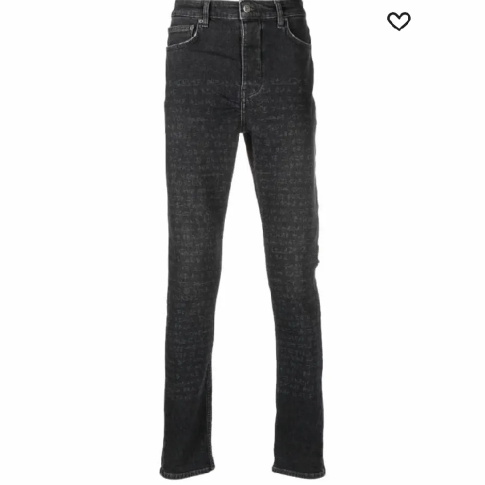 Ksubi jeans som är använda 3 gånger, skicka vid intresse av fler bilder!  Inga defekter!!  Pris kan diskuteras  Nypris 3323kr just nu rea 2658kr https://www.farfetch.com/se/shopping/men/ksubi-tapered-jeans-med-tryck-item-21258952.aspx?storeid=9089. Jeans & Byxor.