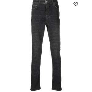 Ksubi jeans som är använda 3 gånger, skicka vid intresse av fler bilder!  Inga defekter!!  Pris kan diskuteras  Nypris 3323kr just nu rea 2658kr https://www.farfetch.com/se/shopping/men/ksubi-tapered-jeans-med-tryck-item-21258952.aspx?storeid=9089