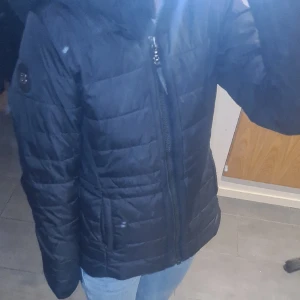 Skidjacka  - 8848 skidjacka fint skick, storlek 150 men skulle även säga att den passar både mindre  storlekar och större skullle säga att den är mellan 134-164,kom med prisförlag