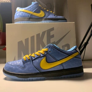 Nike SB dunk low powerpuff girls  - Tjena, Säljer ett par dunks ”powerpuff girls bubbles” storlek 44. Aldrig använda. Kom gärna med frågor och bud!