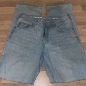 Blåa Lågmidjade jeans  - Jeans från bikbok storlek w28 L32.