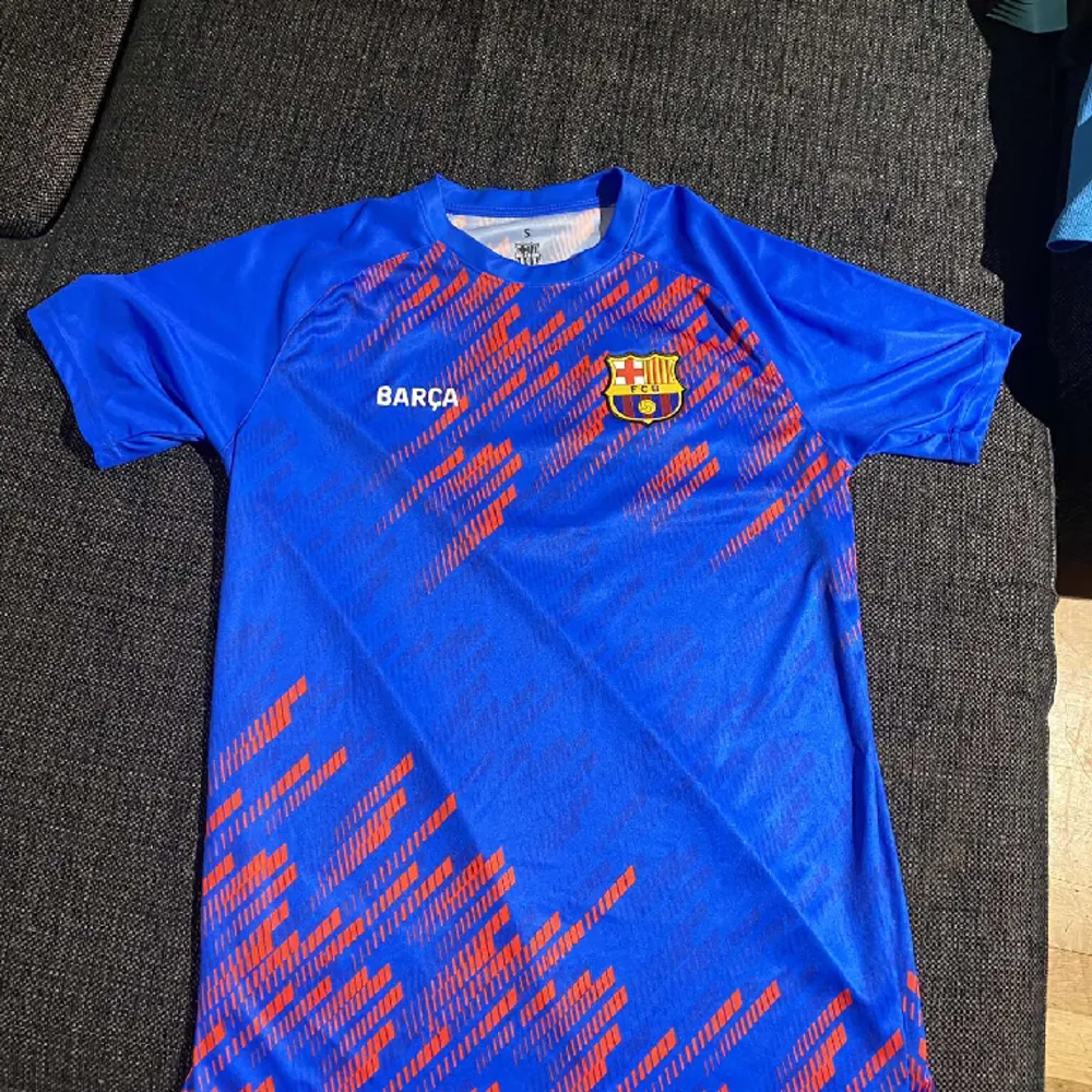 Barcelona tröja som är köpt i Barcelona bara använd några gånger. Det är bra kvalite och om ni har några frågor så är det bara att ställa de.. T-shirts.