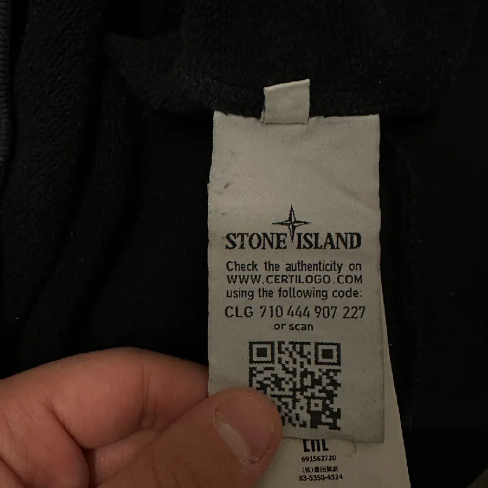Tja! Säljer en FET Stone Island tröja som jag tyvärr växt ur! 9/10 skick såklart autentisk!! Tar endast emot rimliga bud från seriösa köpare🤝👌💯. Tröjor & Koftor.