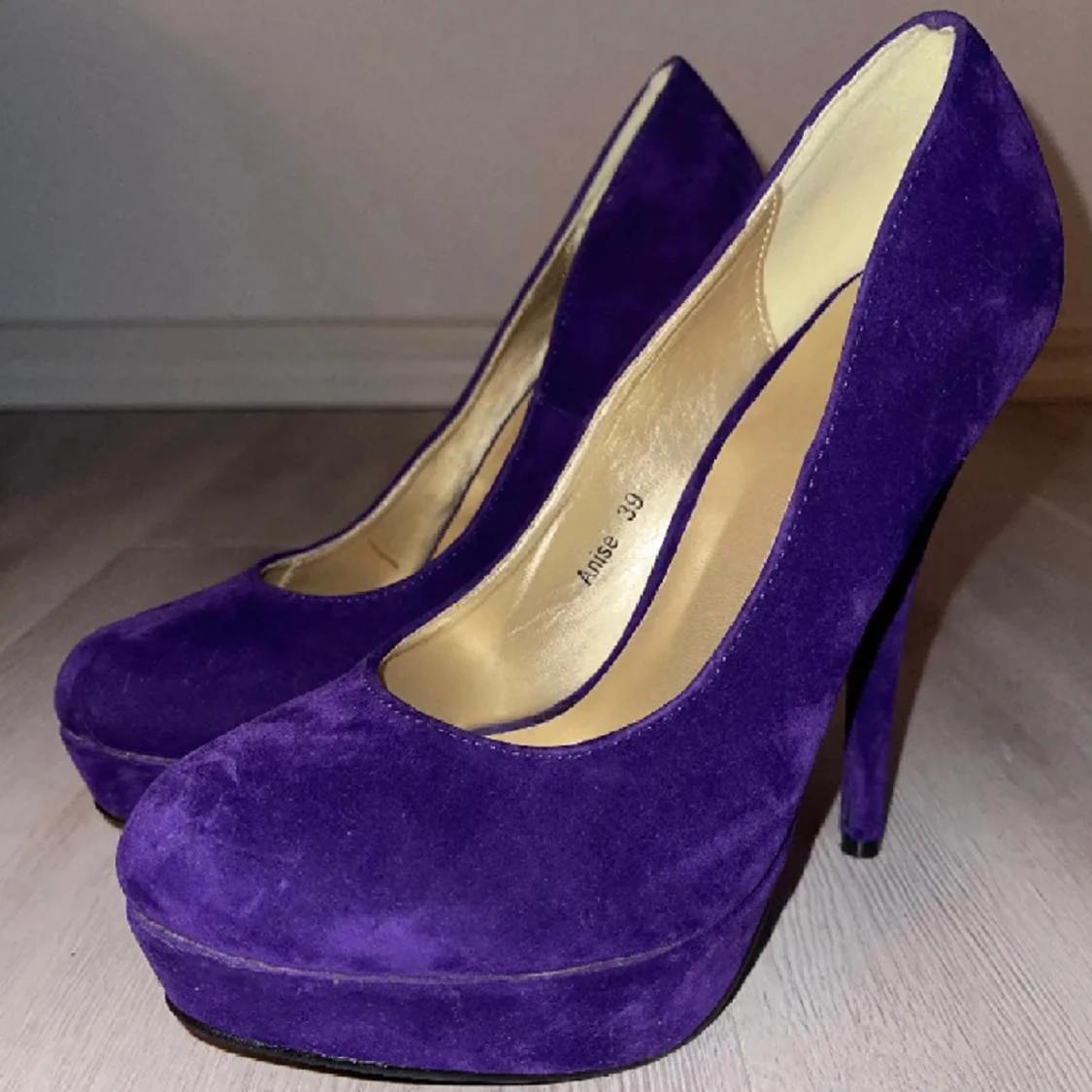 Hej säljer dessa par klackskor i Storlek 39. Helt oanvända, kan mötas upp eller frakta. För frågor är de bara att skicka ett meddelande