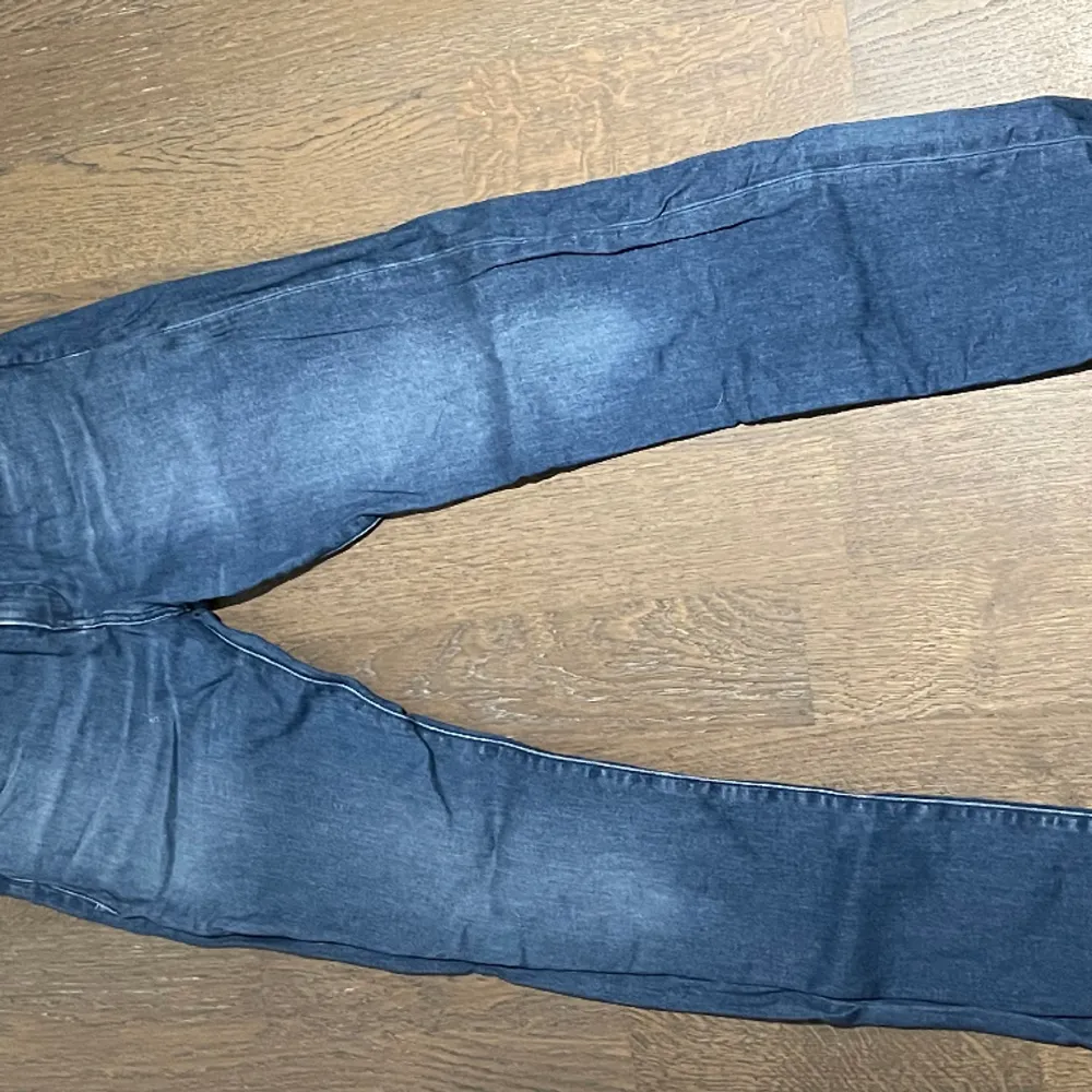 Säljer ett knappt använta jeans i hyfsat bra skick, hör av dig vid frågor! Finns liten skada ”se bild”. Jeans & Byxor.