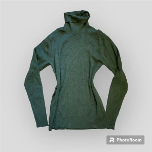 Mörkgrön tjock turtleneck  - En mörkgrön turtleneck i lite tjockare material från Weekday. Köpt second hand, jag har aldrig använt den. Möjligtvis lite ”luddig” men det är så materialet är. 