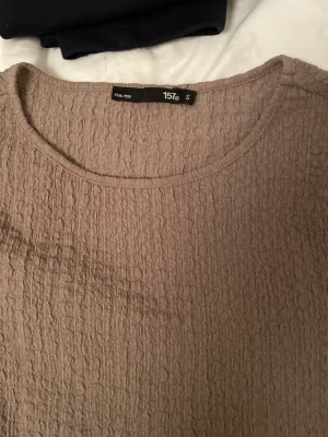 Tröja - Brun/beige topp i skrynkligt tyg använd en gång