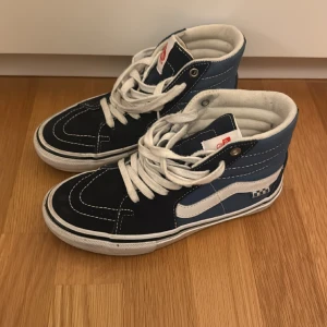 Vans skor  - Säljer dessa as snygga Vans skor då de inte kommer till användning längre och har endast använts ett förtal gånger. De är i storlek 36,5. Pris: 500 + frakt 