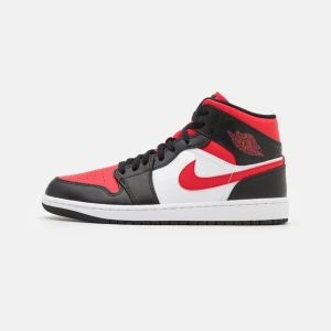 Jordan 1 mid - Säljer ett par helt oanvända jordans i helt nytt skick, säljs då jag aldrig använt dom. Köpta från restock