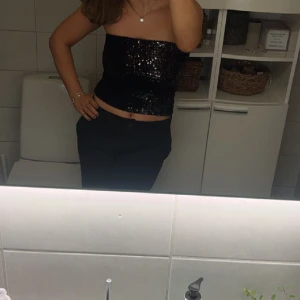 Glitter topp - Säljer denna fina paljett topp perfekt nu till nyår. Använd en gång förra nyår.💕