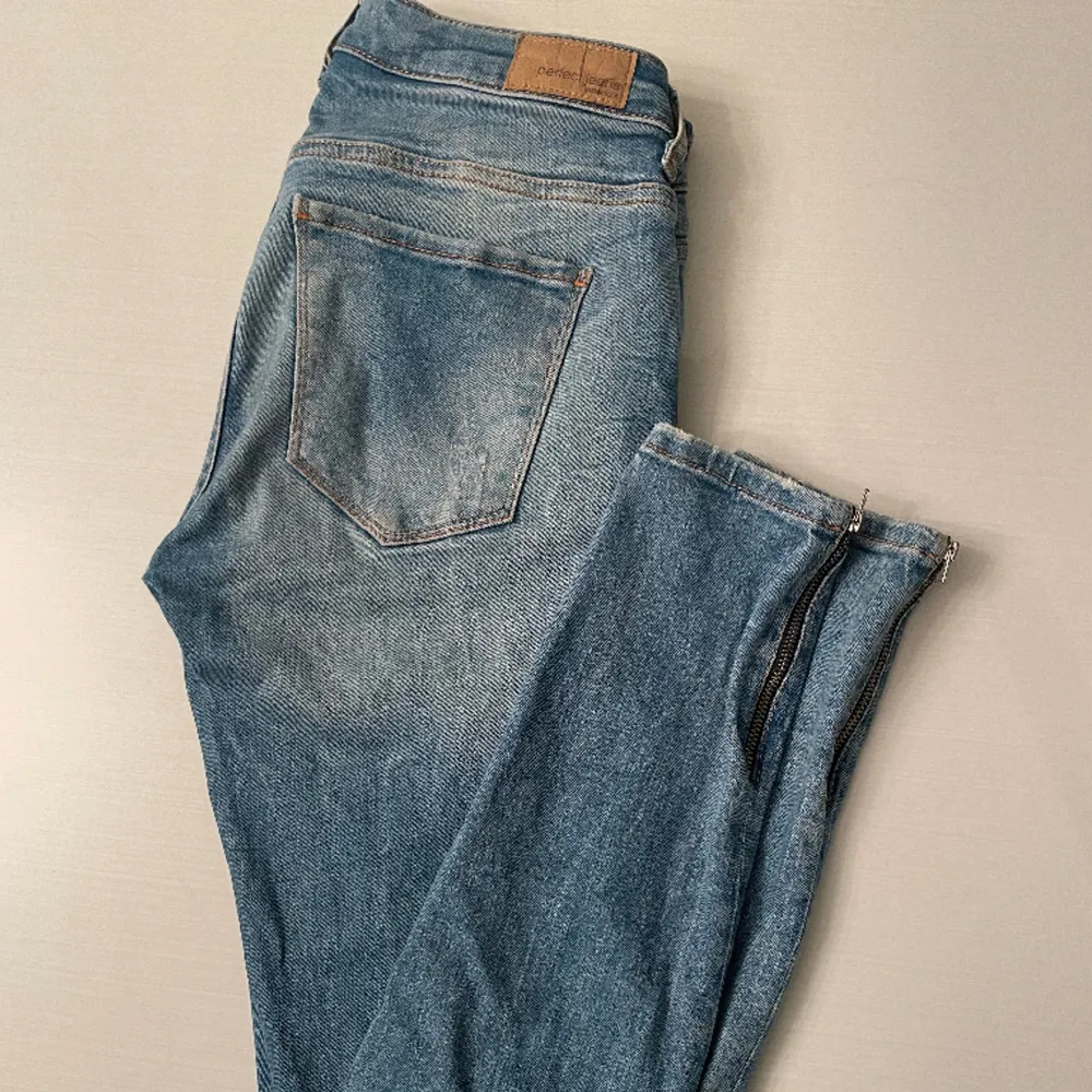 Blå jeans med dragkedja vi ankeln, från Ginatricot i modellen kristen. Väll Använda men i gott skick! . Jeans & Byxor.