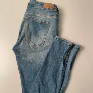 Blå jeans med dragkedja vi ankeln, från Ginatricot i modellen kristen. Väll Använda men i gott skick! 