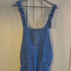 Hängselkjol - Hängselkjol i jeanstyg. Storlek M men skulle säga att den passar XS-M beroende på hur en vill att den ska sitta. Så fin och i bra skick men säljer för att den tyvärr inte kommer till användning. Hör gärna av dig om du har några frågor! 