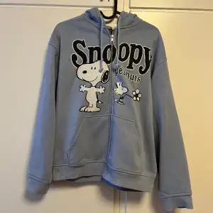 Blå Snoopy hoodie ifrån H&M, använd fåtal gånger och i bra skick, passar storlek XS💕