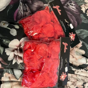 Rosenblad - Fake rosenblad i tyg. Perfekt som dekoration på kalas, fest eller middagsbjudning. Oöppnade