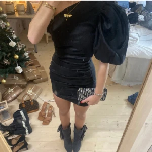 Klänning  - SUPER snygg klänning, väldigt eftertraktad och sällsynt! Formar kroppen SUPER fint!! Perflet till nyår. Jätte bra kvalitet!