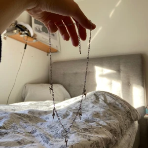 Halsband  - Coolt halsband med blixtrar på 😎 säljer pga används ej 