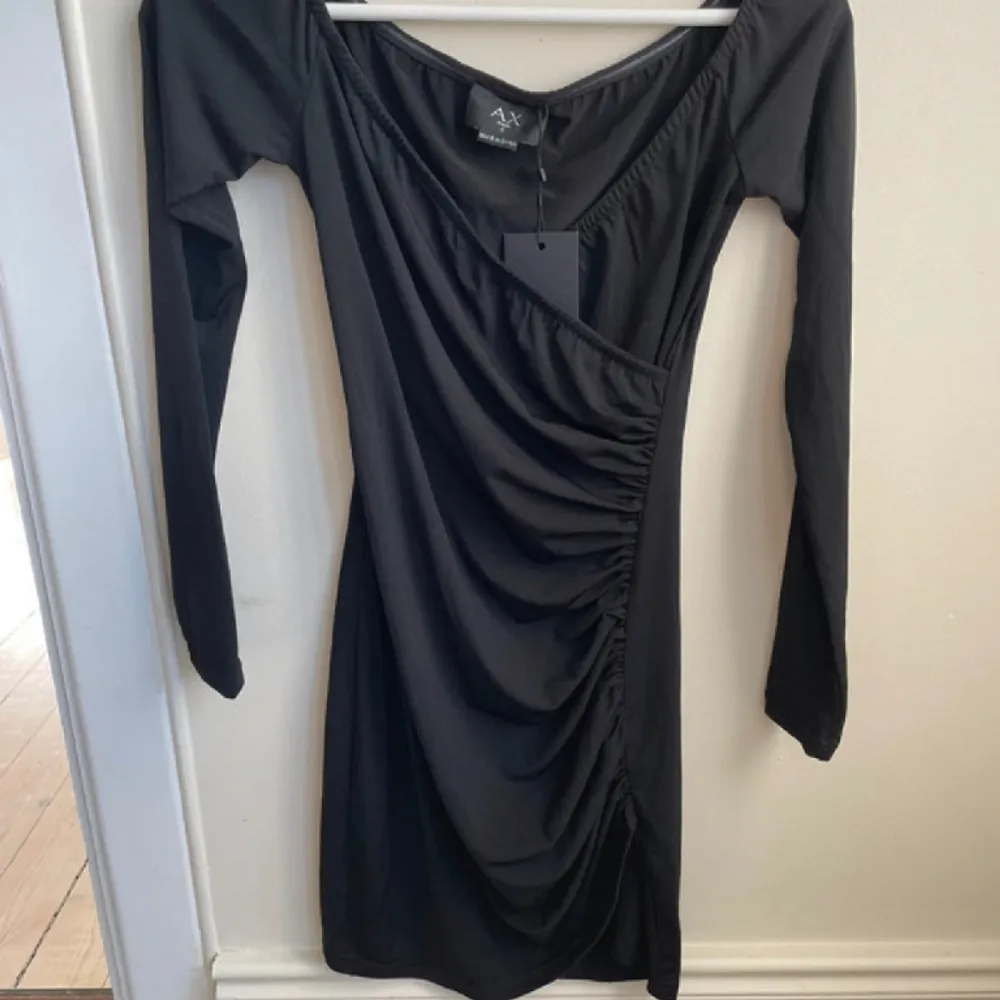 Superfin klänning som tyvärr inte kommit till användning. Den är helt ny och har lappen kvar.  Köpt på Nelly.com för 359:-                                        • Silikonkant längs med insidan av linning •  🩶 . Klänningar.