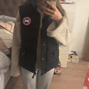 Canada goose väst - Säljer denna canada goose västen i storlek xs, västen är köpt förra året men är sparsamt använd och har inga defekter , pris går att diskutera vid snabbaffär