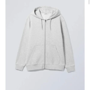 Grå zip hoodie - Weekday - Grå zip hoodie från Weekday, väl använd men inga stora effekter, tvättad några gånger så materialet har blivit lite hårdare💕Skriv för ytterligare frågor eller bilder✨