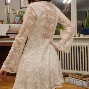 Vit broderad klänning - Urfin klänning som passar perfekt till studenten, midsommar eller liknande somriga tillställningar. Köpt beganad, bekväm och elegant.