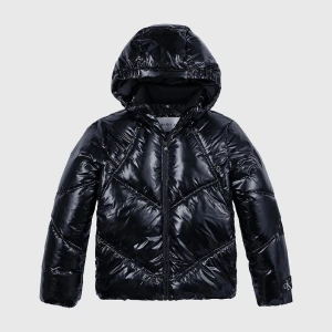 Svart glansig dunjacka  - Glansig dunjacka från Calvin Klein💕 Köpt för ca 2 månader sen och inte alls använd mycket. Junior storlek och passarmig som brukar ha xs/s och 172 lång bra! Nypris 2000kr