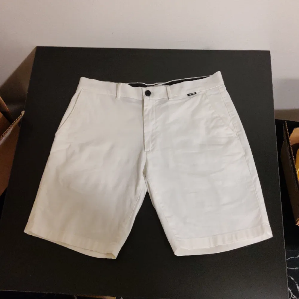 Säljer ett par shorts från märket Calvin Klein med storlek W32. Är i ett fint begagnat skick, sparsamt använda. Fraktas eller hämtas upp på Lidingö i Stockholm. Vid frågor kontakta gärna mig!. Shorts.