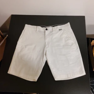 Calvin Klein Shorts W32 - Säljer ett par shorts från märket Calvin Klein med storlek W32. Är i ett fint begagnat skick, sparsamt använda. Fraktas eller hämtas upp på Lidingö i Stockholm. Vid frågor kontakta gärna mig!