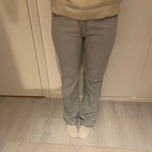 Gråa jeans - Säljer dessa fina gråa jeans!💋 våga alltid att skiva vid funderingar! Tjej på bild är 168-169cm!