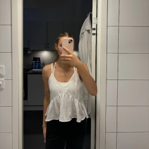 Linne från Gina tricot  - Super gulligt linne från Gina tricot i storlek M 🤍